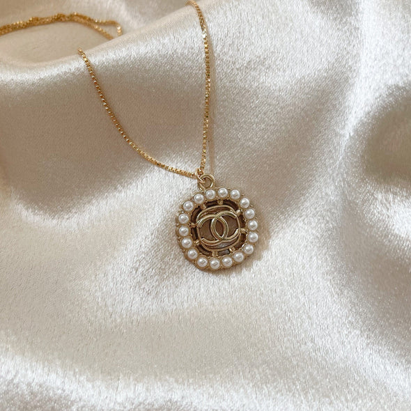 Collier carré de perles CC vintage