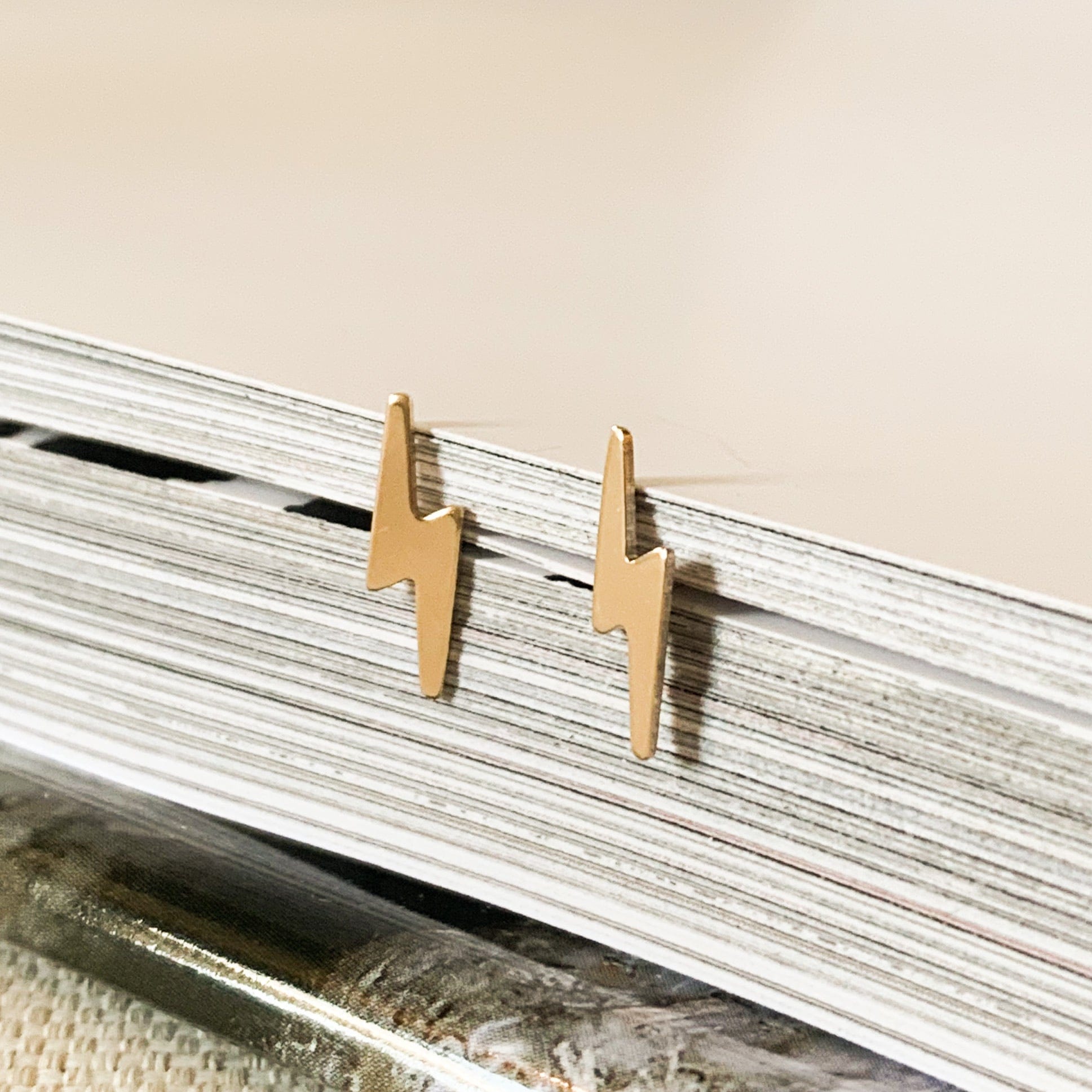 Borchie con fulmine (riempiti in oro 14k)